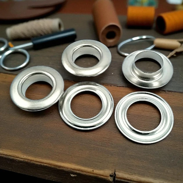 11/16" Brass 17,3 mm Curved Eyelet ERB0031PR