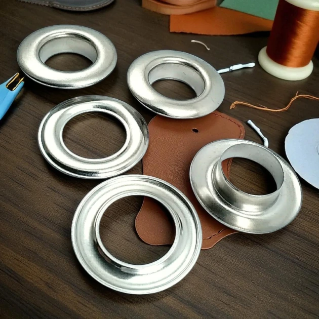 11/16" Brass 17,3 mm Curved Eyelet ERB0031PR