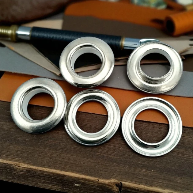 11/16" Brass 17,3 mm Curved Eyelet ERB0031PR